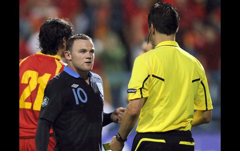 Sancionan a Wayne Rooney por dar una patada al jugador montenegrino Miodrag Dzudovic. AFP  /