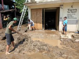 El sol se ha comenzado a mostrar en las costas, la gente continúa barriendo sus casas y las unidades de Protección Civil patrullando.  /