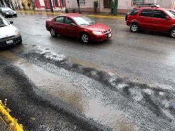 En la Avenida Hidalgo hay material suelto que se acumula en algunos puntos formando especies de canales.  /