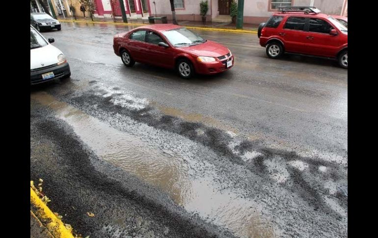 En la Avenida Hidalgo hay material suelto que se acumula en algunos puntos formando especies de canales.  /