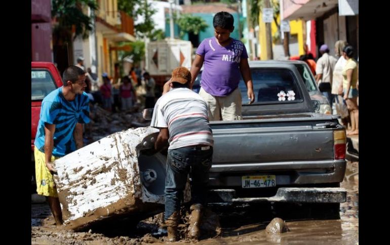 Los habitantes de Cihuatlán continúan con las labores de limpieza, pues sus casas y sus calles sufrieron el paso del huracán. NTX  /