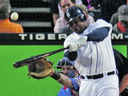 El cañonero de los Tigres de Detroit, Delmon Young, conecta un jonrón de dos carreras en la sexta entrada. REUTERS  /