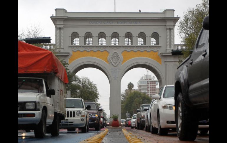 En el monumento Los Arcos se retiró un tinaco y tubería como parte de la restauración.  /