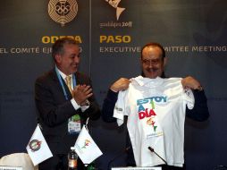 Emilio González le otorga la playera de a un día de Panamericanos a Mario Vázquez Raña, presidente de la Odepa. MEXSPORT  /