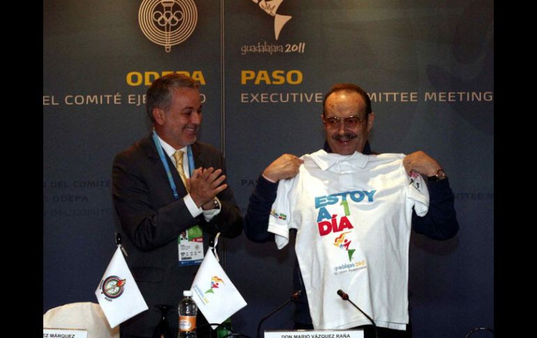 Emilio González le otorga la playera de a un día de Panamericanos a Mario Vázquez Raña, presidente de la Odepa. MEXSPORT  /