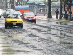 La lluvia y el paso constante del tráfico acabó con el asfalto que apenas se estrenó el domingo en Avenida Hidalgo.  /