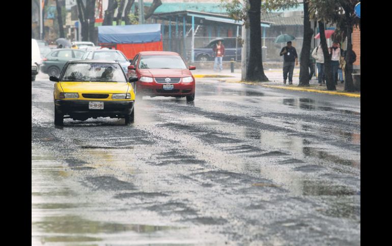 La lluvia y el paso constante del tráfico acabó con el asfalto que apenas se estrenó el domingo en Avenida Hidalgo.  /