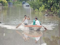 Personas buscan a damnificados entre las calles inundadas de Cihuatlán. NTX  /