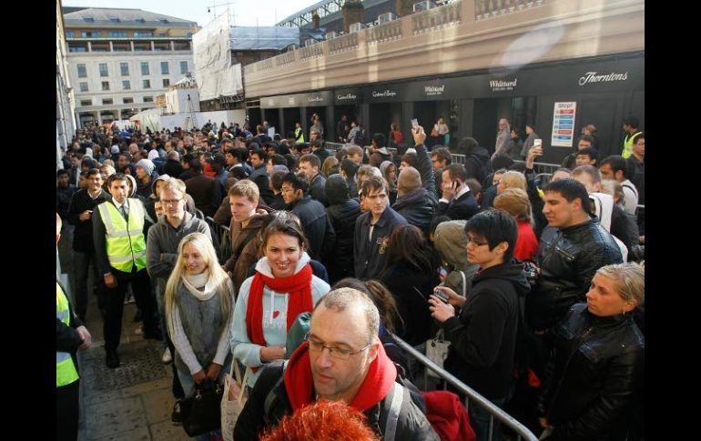 Steve Wozniak, al igual que muchos, acampó en espera de ser de los primeros con el nuevo iPhone 4S. AP  /