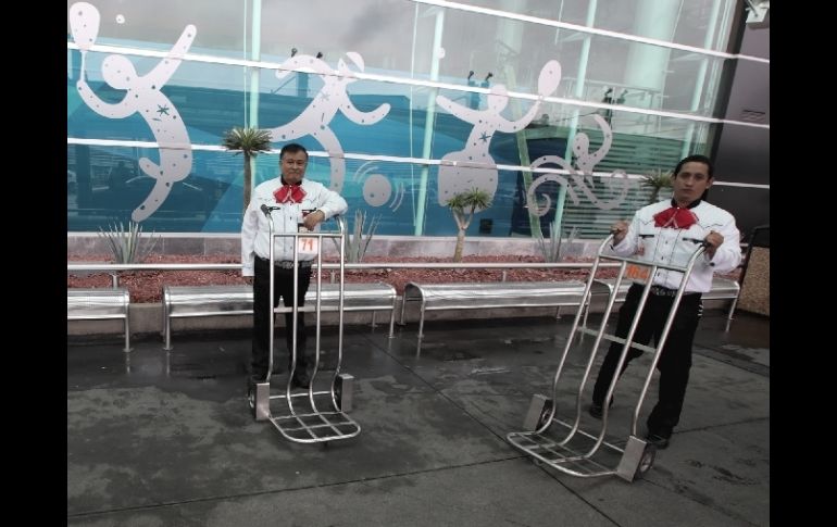 Empleados del aeropuerto de Guadalajara visten trajes de Charro para recibir a los atletas y aficionados. NOTIMEX  /