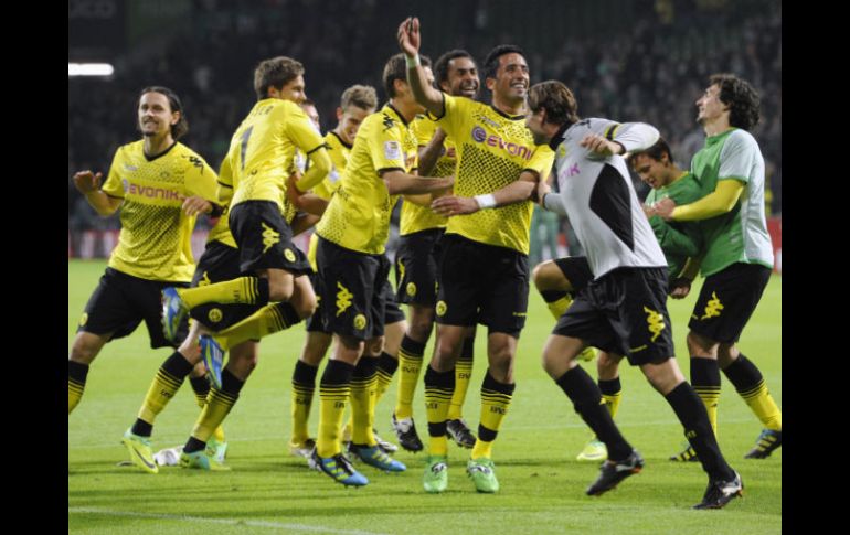 Jugadores del dortmund festejan el gol de su compañero Patrick Owomoyela. REUTERS  /