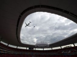 El avión presidencial al pasar por el recinto inaugural.AFP  /