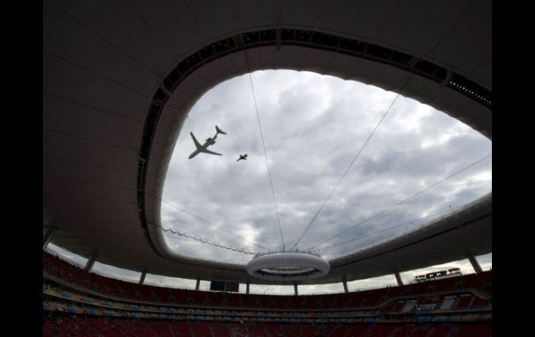 El avión presidencial al pasar por el recinto inaugural.AFP  /