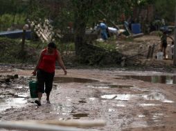 La CFE y las compañías telefónicas trabajan a toda marcha para restablecer sus respectivos servicios en Cihuatlán.  /