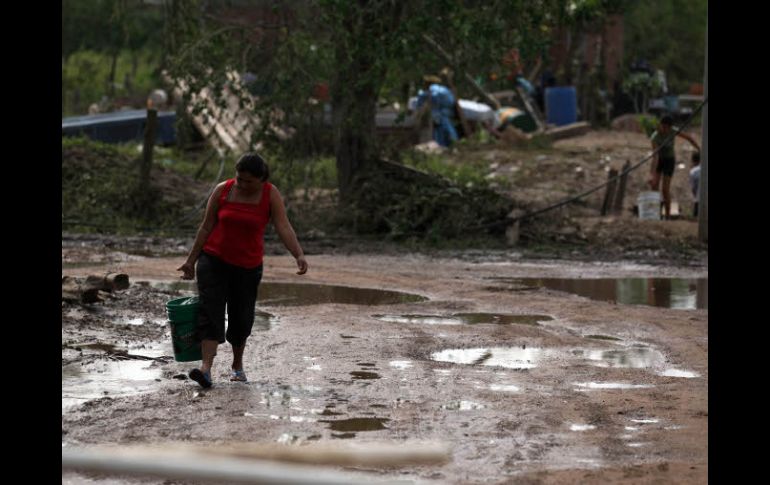 La CFE y las compañías telefónicas trabajan a toda marcha para restablecer sus respectivos servicios en Cihuatlán.  /