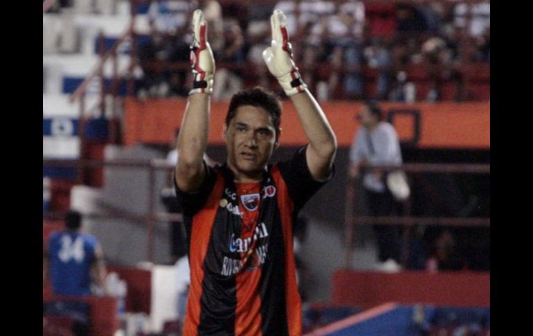 Moisés Muñoz apoya a su escuadra desde la portería durante un partido de las últimas jornadas. MEXSPORT  /