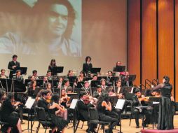 A través de un video, Arturo Márquez acompañó a la Orquesta Sinfónica Juvenil de Guadalajara en la interpretación de sus obras.  /