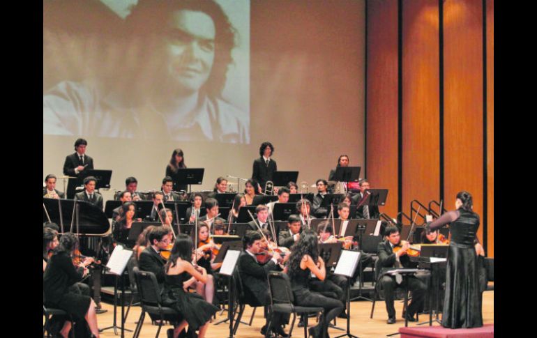 A través de un video, Arturo Márquez acompañó a la Orquesta Sinfónica Juvenil de Guadalajara en la interpretación de sus obras.  /