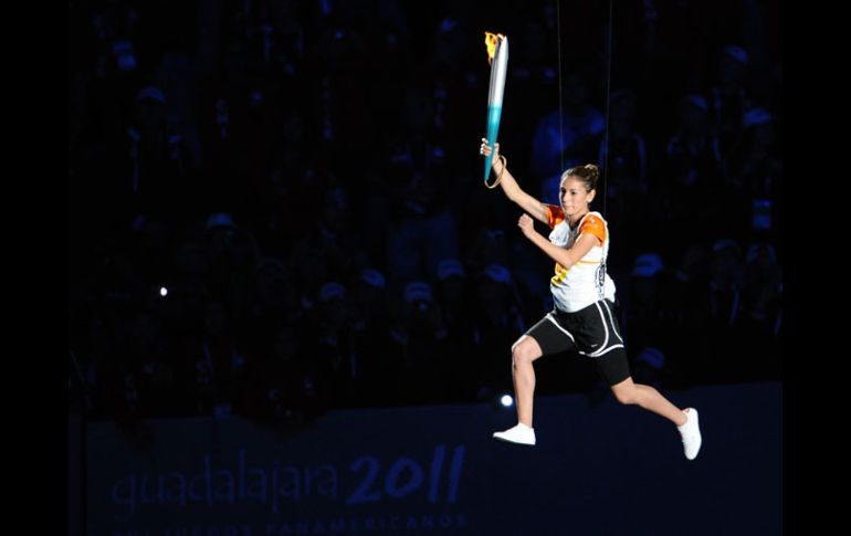 Paola Espinosa prendió el pebetero panamericano en la ceremonia. AFP  /