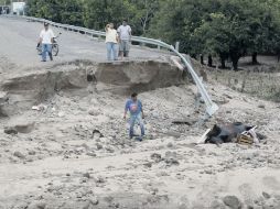 Una carretera libre de Cihuatlán fue partida por la fuerza del agua que dejó a su paso por la Costa de Jalisco el huracán ''Jova''. NTX  /