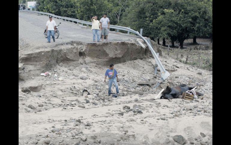 Una carretera libre de Cihuatlán fue partida por la fuerza del agua que dejó a su paso por la Costa de Jalisco el huracán ''Jova''. NTX  /