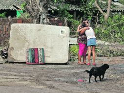 Una señora reconforta a su hija que no puede tranquilizarse ante la pérdida de su hogar con todos los enseres.  /