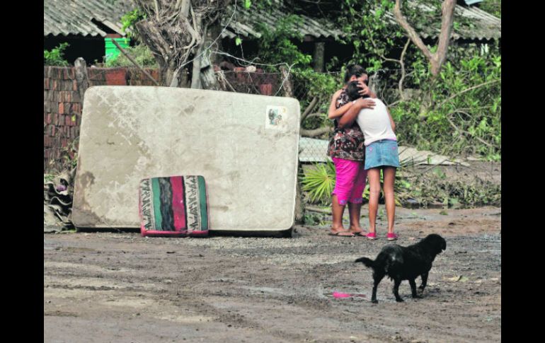 Una señora reconforta a su hija que no puede tranquilizarse ante la pérdida de su hogar con todos los enseres.  /