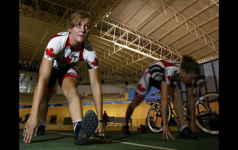 Atletas ciclistas en preparación para la lucha por las primeras preseas. EFE  /