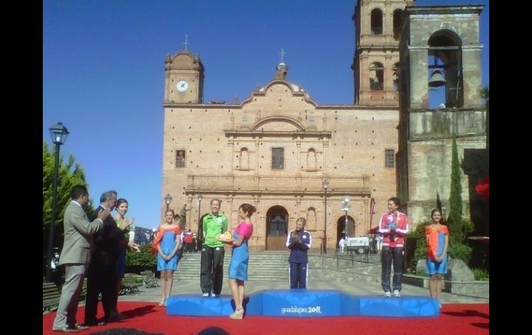 Momento de la premiación del ciclismo de montaña en pleno centro de Tapalpa.  /