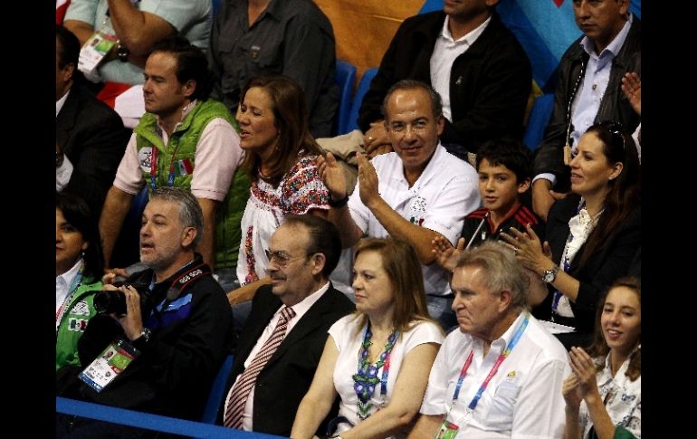 La tribuna del CODE II se mostró sorprendida ante la llegada de las personalidades. AFP  /