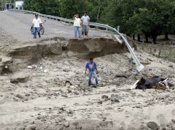 En las carreteras de Jalisco hay cortes a la circulación, así como deslaves y árboles caídos. NOTIMEX  /