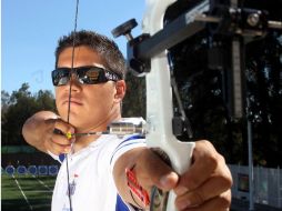 Juan René Serrano se prepara para competir con los mejores arqueros del mundo. MEXSPORT  /