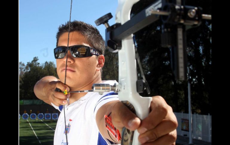 Juan René Serrano se prepara para competir con los mejores arqueros del mundo. MEXSPORT  /