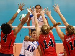 Las estadounidenses Angela Forsett, Carli Iloyd y Lauren Gibbemeyer bloquean un balón de la puertorriqueña Lynda Morales. EFE  /