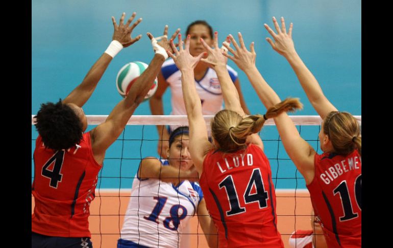 Las estadounidenses Angela Forsett, Carli Iloyd y Lauren Gibbemeyer bloquean un balón de la puertorriqueña Lynda Morales. EFE  /