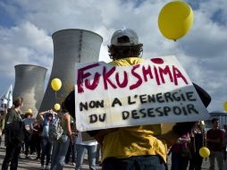 Miles de personas se manifiestan afuera de la instalación nuclear francesa, en Tokio.AFP  /