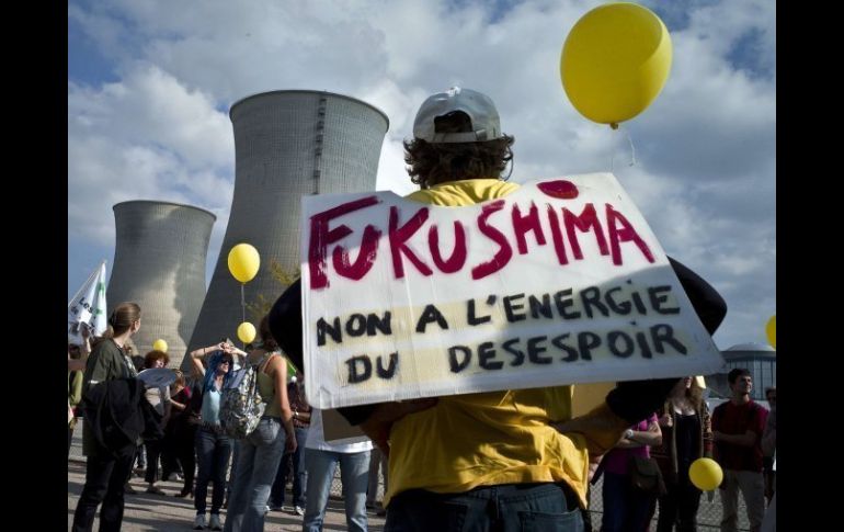 Miles de personas se manifiestan afuera de la instalación nuclear francesa, en Tokio.AFP  /