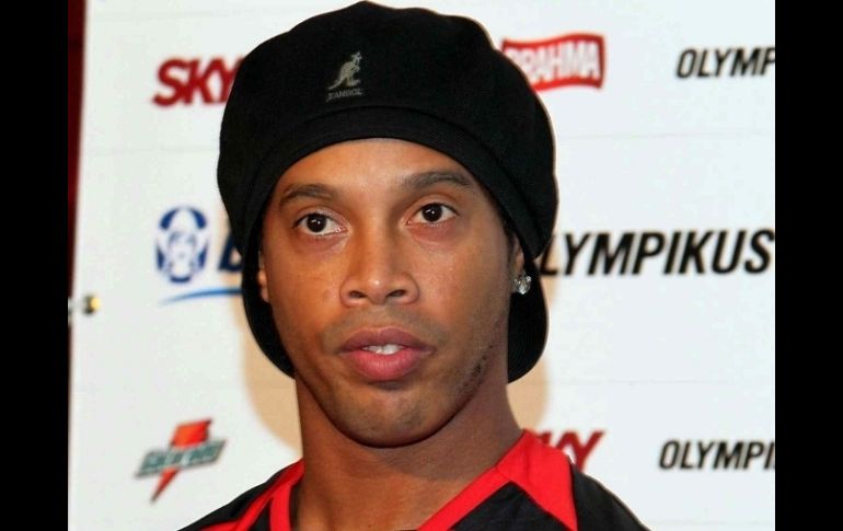 Ronaldinho salió expulsado del partido al intercambiar empujones con Heleno del Ceará. MEXSPORT  /