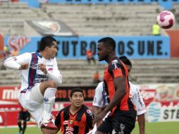 Jackson Martinez (C) de Jagaures y de de Atlante, durante juego de la semana13 del Apertura 2011. MEXSPORT  /