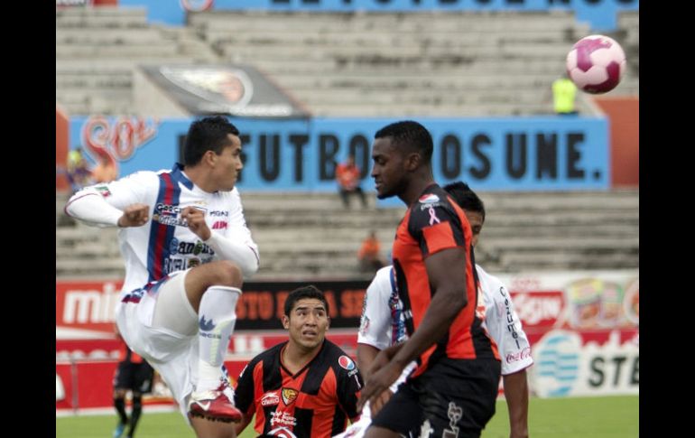 Jackson Martinez (C) de Jagaures y de de Atlante, durante juego de la semana13 del Apertura 2011. MEXSPORT  /