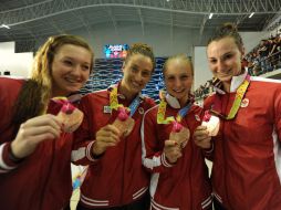 Anne Elizabeth Paige Shultz, Caroline Lapierre, Ashly McGregor y Jennifer Beckberger posan tras ganar el oro en la prueba 4x100. EFE  /