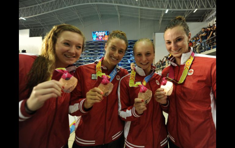 Anne Elizabeth Paige Shultz, Caroline Lapierre, Ashly McGregor y Jennifer Beckberger posan tras ganar el oro en la prueba 4x100. EFE  /