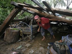 Guaquin Castellano entra a su casa destruida en El Chavarín, en Colima. AP  /