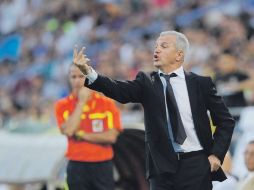 Javier Aguirre da indicaciones a sus jugadores, durante un partido del Zaragoza. GETTY IMAGES SPORT  /