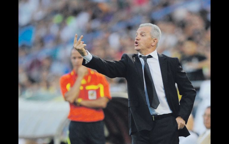 Javier Aguirre da indicaciones a sus jugadores, durante un partido del Zaragoza. GETTY IMAGES SPORT  /