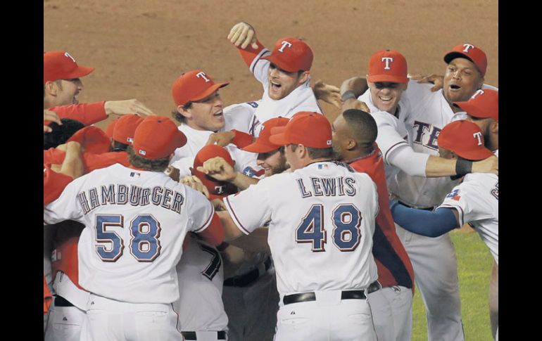 Los Rangers de Texas sellaron su pase a su segunda Serie Mundial consecutiva con una paliza a los Tigres de Detroit. AFP  /