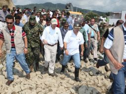 El presidente Felipe Calderón durante el recorrido por las zonas afectadas por el huracan ''Jova'', en Manzanillo. EFE  /