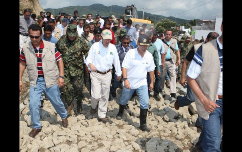 El presidente Felipe Calderón durante el recorrido por las zonas afectadas por el huracan ''Jova'', en Manzanillo. EFE  /