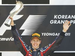 El piloto de Red Bull, Sebastian Vettel, levanta el trofeo en el podio después de ganar el Gran Premio de Corea del Sur. AP  /