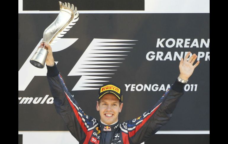 El piloto de Red Bull, Sebastian Vettel, levanta el trofeo en el podio después de ganar el Gran Premio de Corea del Sur. AP  /